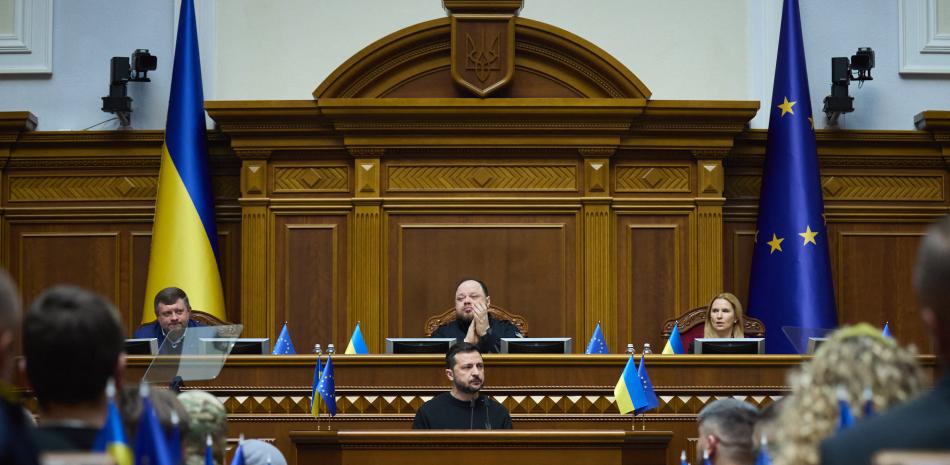 el presidente de Ucrania, Volodymyr Zelensky, se dirige a los miembros del parlamento ucraniano en Kiev. (Foto de Handout / SERVICIO DE PRENSA PRESIDENCIAL DE UCRANIANO