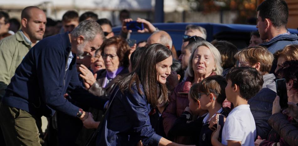 El rey Felipe VI y la reina Letizia saludan a los residentes