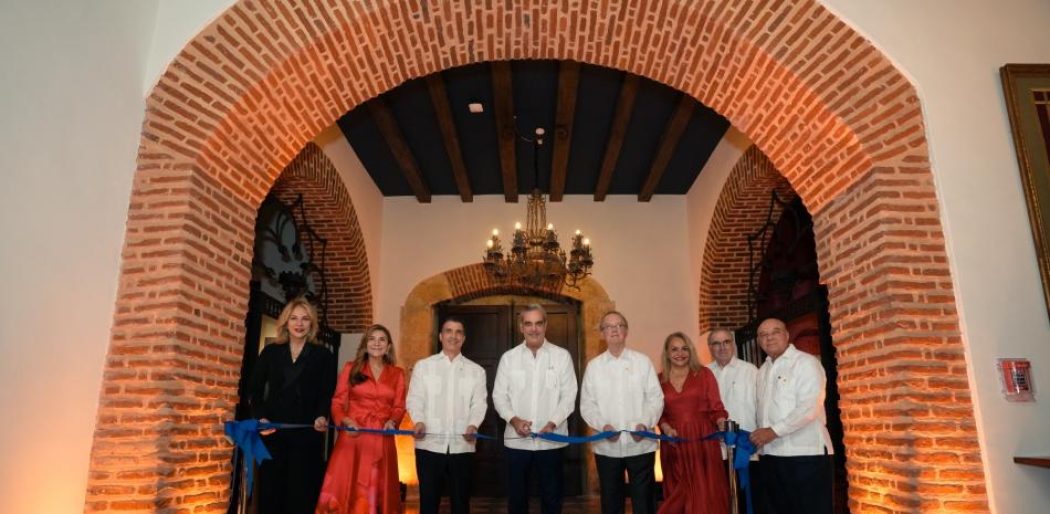 Milagros Germán, Carolina Mejía, Christopher Paniagua, el presidente de la República Luis Abinader, Manuel A. Grullón, Rosa Hernández de Grullón, Manuel García Arévalo y Manuel E. Jiménez. F.