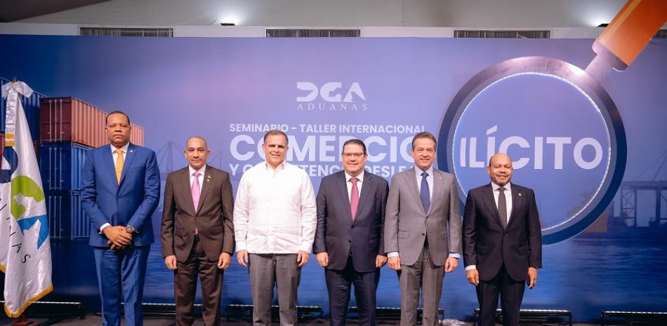 Autoridades durante el “Seminario-Taller Internacional sobre Comercio Ilícito y Competencia Desleal”.