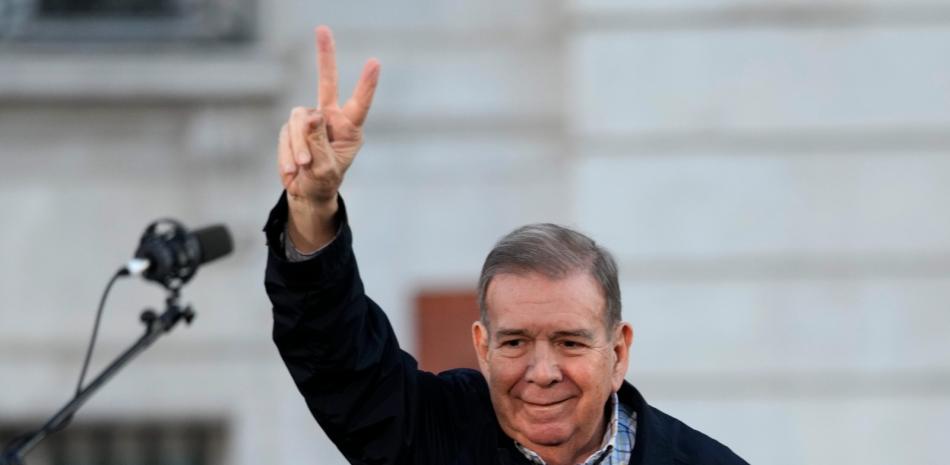 El líder opositor venezolano Edmundo González saluda a sus seguidores en la Puerta del Sol, en el centro de Madrid, España, el 28 de septiembre de 2024.