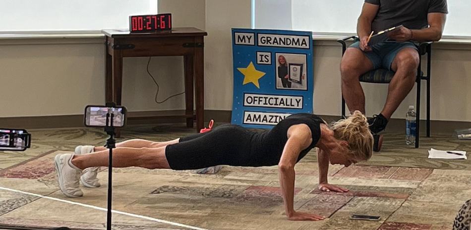 DonnaJean Wilde mientras realiza flexiones para romper el record Guinnes en la categoria de femenino