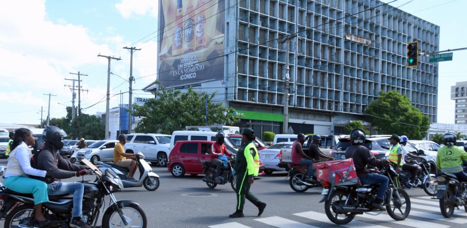 Los motociclistas violan las leyes de tránsito incluso en presencia de agentes de Digesett que excepcionalmente intentan fiscalizarlos.