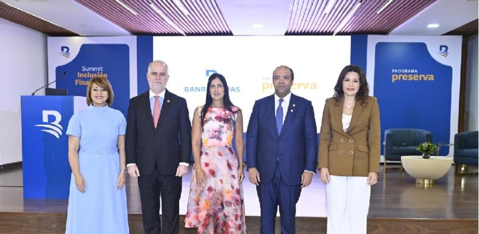 Rosanna Ruiz, Alejandro Fernández W., Raquel Giraldez, Samuel Pereyra, presidente ejecutivo Banreservas; y Noelia García de Pereyra, presidente del Voluntariado Banreservas.