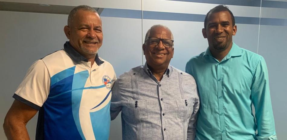 Iván Güilamo, en  el centro, junto a Conrado Valdez y Julio Soriano, organizadores de la justa voleibolística superior masculina.