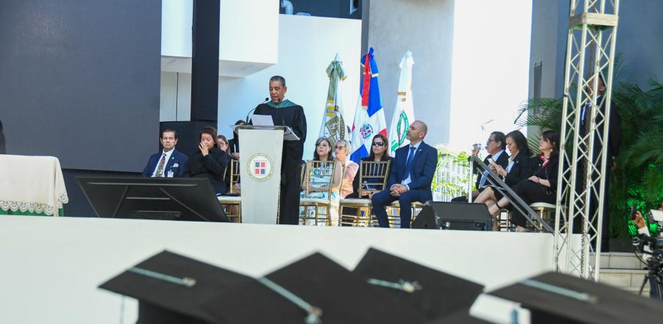 El congresista Adriano Espaillat fue el orador invitado en la graduación de la UNPHU