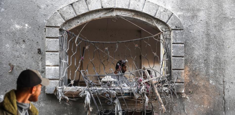 Los hombres vigilan el lugar de un ataque israelí contra una casa en Nuseirat, en el centro de la Franja de Gaza, el 22 de noviembre de 2024, en medio de la guerra en curso entre Israel y el grupo militante palestino Hamás.