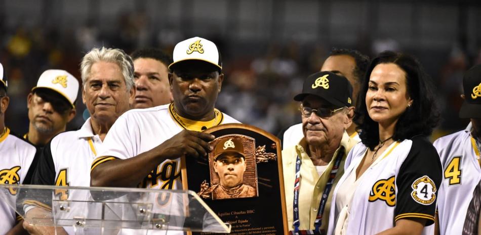 Miguel Tejada, uno de los principales peloteros de las Aguilas en toda su historia recibe una placa de reconocimiento en la fecha en que este conjunto le retiró su camiseta numero 4.