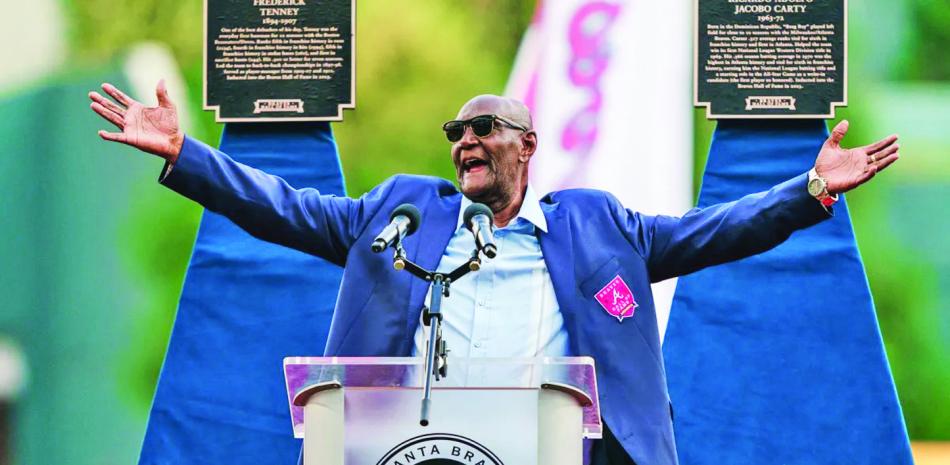 Ricardo Carty en uno de sus últimos y más gratos homenajes, cuando fue exaltado a la inmortalidad de los Bravos de Atlanta.