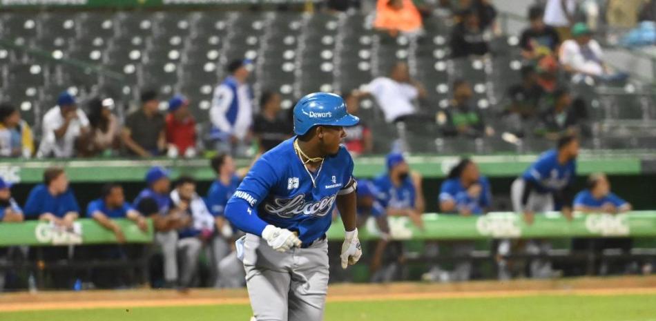 Domingo Leyba al momento de conectar un imparable que provocó una de las anotaciones del Licey.