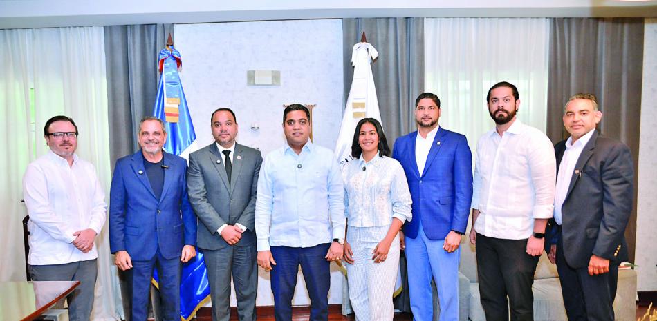 El Ministro de Deportes, Kelvin Cruz encabezó el encuentro con personalidades del Béisbol, entre ellos Pablo Ulloa, Junior Noboa, Laurentino Genao,Olfanny Mendez y Gustavo Lara, Yerik Pérez, Quilvio Veras buscarán erradicar el dopaje y las falsificaciones de actas de nacimientos.