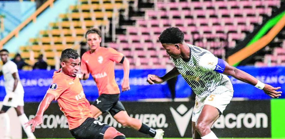 Acción en el choque que escenificaron Cibao FC versus Cavalier, el cual fue ganado por los últimos.