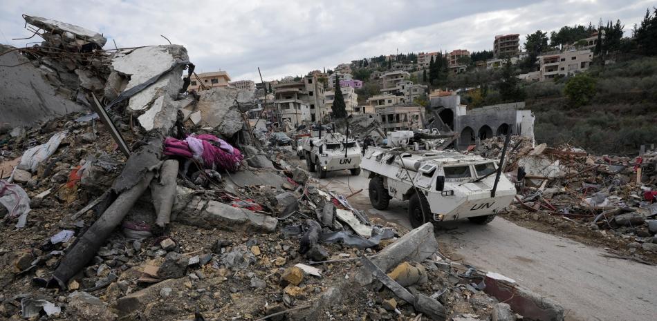 Una patrulla surcoreana de mantenimiento de la paz de la ONU pasa junto a edificios destruidos en el pueblo de Chehabiyeh, en el sur de Líbano, ayer.