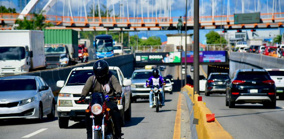 Motoristas salen de un paso a desnivel en una zona de la Capital.