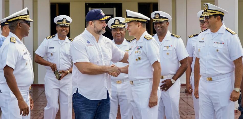 El Ministerio de Medio Ambiente y la Armada firmaron un acuerdo para aumentar la vigilancia de Las Dunas de Baní