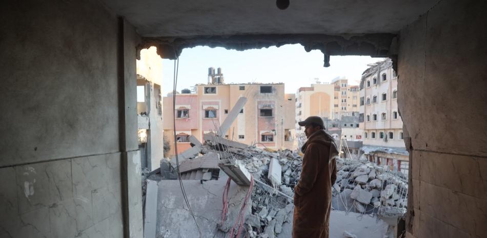 Un palestino observa un edificio destruido por un ataque aéreo israelí en el interior de un piso dañado en Nuseirat, en el centro de la Franja de Gaza, el 1 de diciembre de 2024