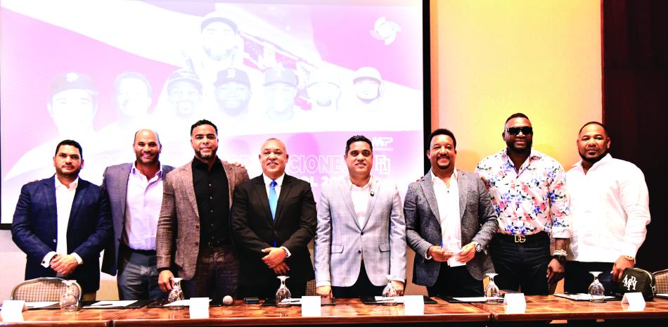 En la gráfica figura Miguel Medina, Albert Pujols, Nelson Cruz, Juan Núñez, Kelvin Cruz, Pedro Martínez, David Ortiz y Edwin Encarnación en la presentación del equipo de Operaciones del Clásico Mundial