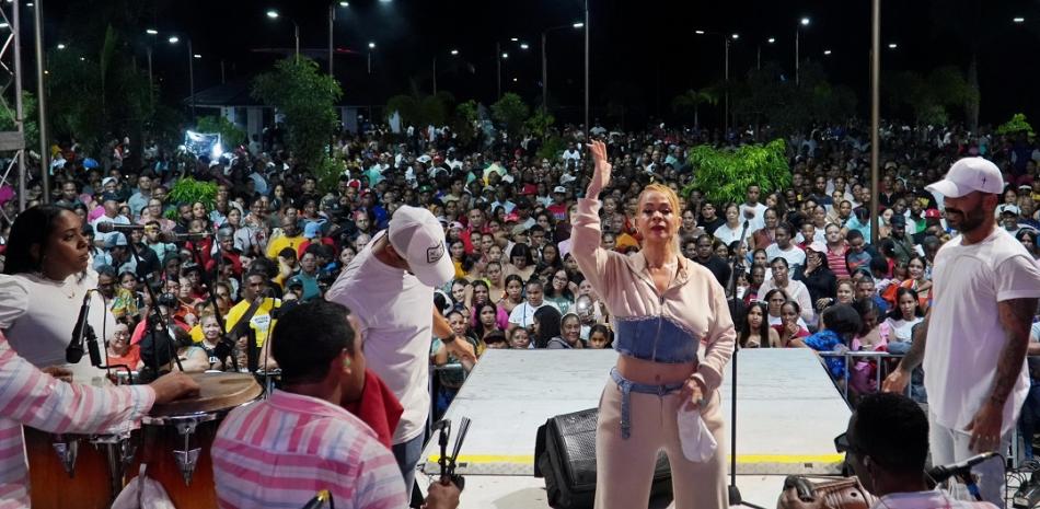 Miriam Cruz durante su presencia ante la multitud en la "Megaparranda navideña 2024.