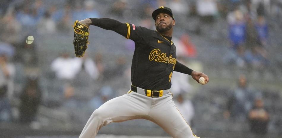 Aroldis Chapman de los Piratas de Pittsburgh lanza ante los Yankees de Nueva York, el 28 de septiembre de 2024, en Nueva York.