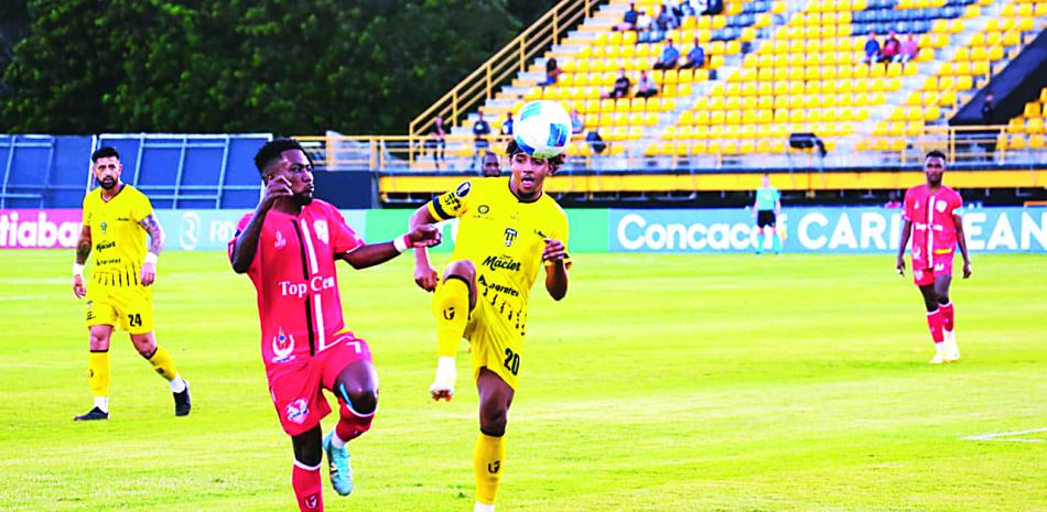 Acción en el partido que escenificaron Moca FC y el Real Hope, este último equipo clasificó a ls semifinales de la Concacaf.