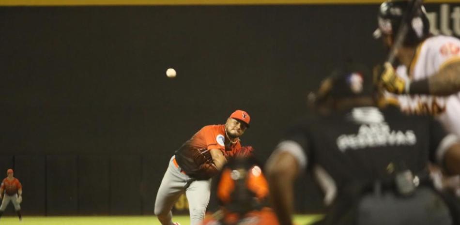 El pitcher Jaime Barria realiza un envío al pentágono durante su jornada en que domesticó los bates de las Aguilas.