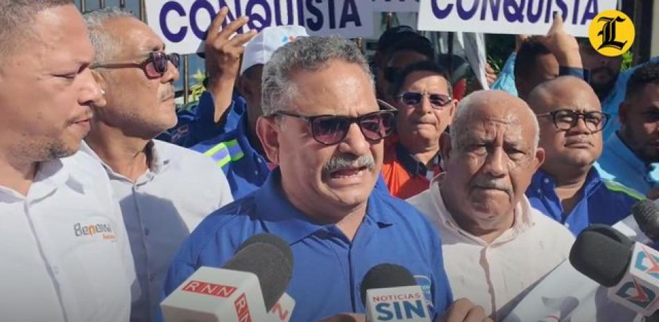 Decenas de sindicalistas se apostaron el pasado martes en las afueras del Congreso Nacional para reiterar su rechazo total al intento de cualquier legislador que intente modificar la cesantía en el Código de Trabajo.<br /><br />https://listindiario.com/la-republica/ciudad/20241204/sindicalistas-amenazan-paralizar-pais-legisladores-alteran-cesantia-reforma-laboral_836324.html<br />