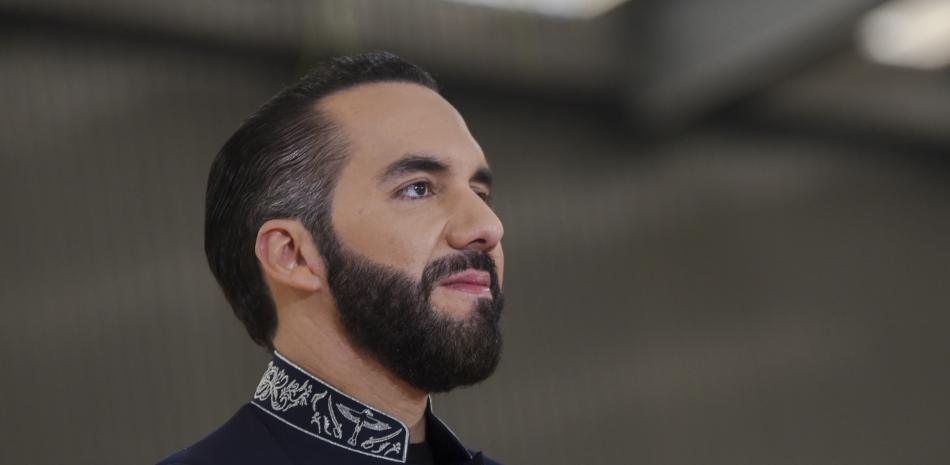 El presidente de El Salvador, Nayib Bukele, antes de recibir el más alto reconocimiento diplomático de Costa Rica de parte del presidente Rodrigo Chaves en el palacio presidencial en San José.