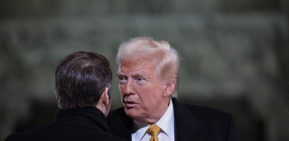 El presidente francés, Emmanuel Macron (izq.), habla con el presidente electo de Estados Unidos, Donald Trump (der.), mientras lo recibe en el exterior de la catedral de Notre-Dame antes de una ceremonia para conmemorar la reapertura de la histórica catedral, en el centro de París, el 7 de diciembre de 2024.