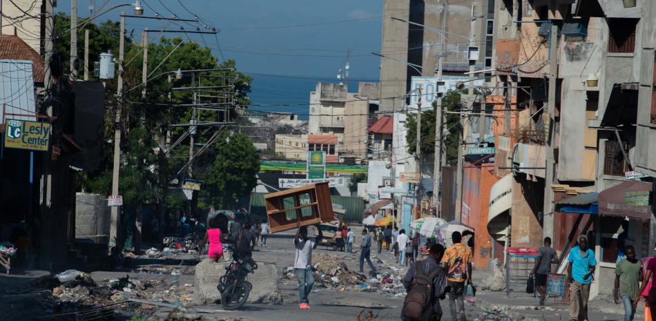 Los residentes evacuan Poste Marchands en Puerto Príncipe, Haití, el 9 de diciembre de 2024, después de que las pandillas tomaron el control de la región el 7 de diciembre.