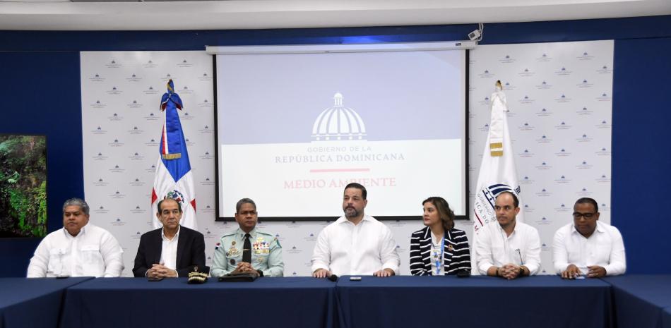 El ministro de Medio Ambiente, Paíno Henríquez, junto a otros funcionarios.