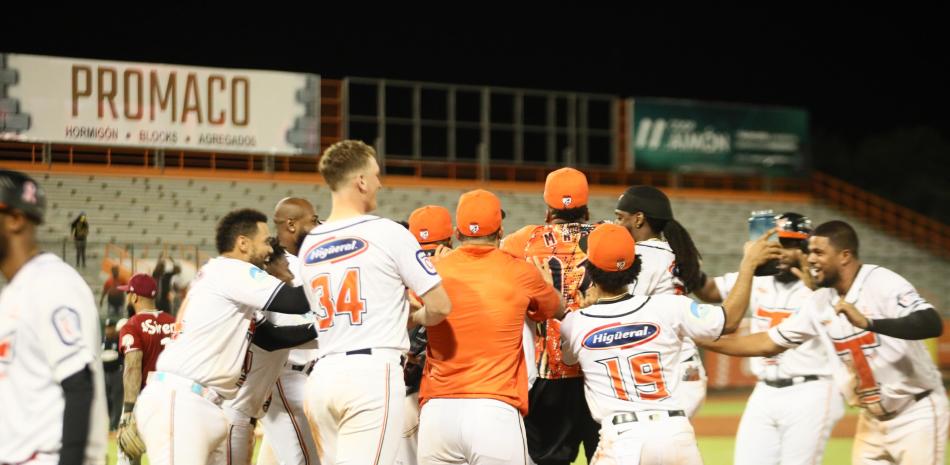 Jugadores de los Toros festejan la victoria del equipo este miércoles frente a los Gigantes.