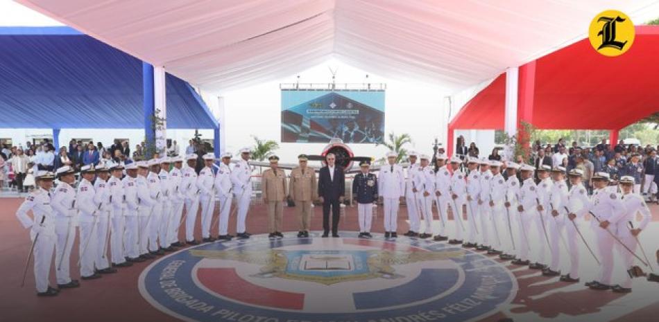 El presidente Luis Abinader encabezó este viernes la graduación de al menos 28 cadetes que han obtenido el título en Ciencias Aeronáuticas de la Fuerza Aérea.<br /><br />https://listindiario.com/la-republica/20241213/abinader-encabeza-graduacion-28-cadetes-fuerza-aerea-ciencias-aeronauticas_837636.html