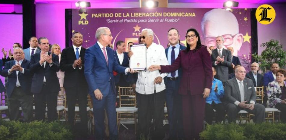 Bajo la consigna “ser peledeísta es ser un soldado”, el partido de la Liberación Dominicana (PLD) celebró sus 51 años en honor al historiador dominicano Euclides Gutiérrez Félix.