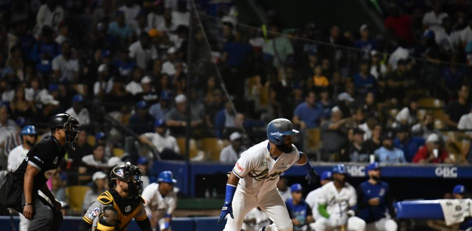 Emilio Bonifacio al momento de disparar uno de los cuatro hits que tuvo en el maratónico choque que el Licey superó a las Aguilas.