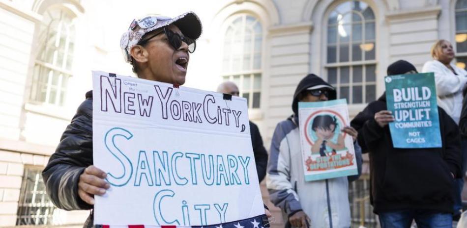 Migrantes se manifiestan en las escaleras del Ayuntamiento de la Ciudad de Nueva York para pedir al alcalde, Eric Adams, que proteja a las comunidades inmigrantes de los cambios esperados en las políticas federales de inmigración y su aplicación, en Nueva York, EE. UU., 18 de diciembre de 2024.
