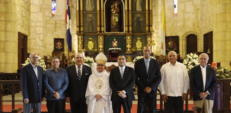 El ministro de Deportes, Kelvin Cruz,  y el arzobispo de Santiago, Héctor Rafael Rodríguez,en el centro, junto a los ex titulares de esa cartera Andrés Vanderhorts, Francisco Camacho, Cristóbal Marte, Felipe --Jay-- Payano, Jaime David Fernández Mirabal y Francisco --Cuqui-- Torres en la Catedral Primada de América.