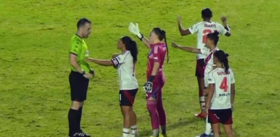 Jovenes del equipo River Plate discuten con uno de los árbitros durante la celebración del partido efectuado el viernes.