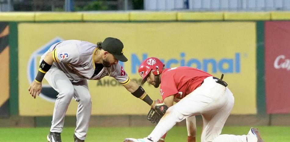 José Caballero trata de poner out a Jean segura, quien se embasó con un doblete para el Escogido