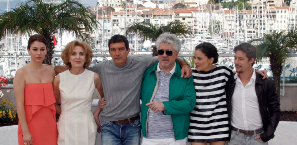 Pedro Almodóvar posa con los miembros del reparto durante el photocall de la película 'La Piel Que Habito', a concurso en la 64ª edición del Festival de Cannes, el 19 de mayo de 2011. De izquierda a derecha: Blanca Suárez, Marisa Paredes, Antonio Banderas, Almodóvar, Elena Anaya, Jan Corner.