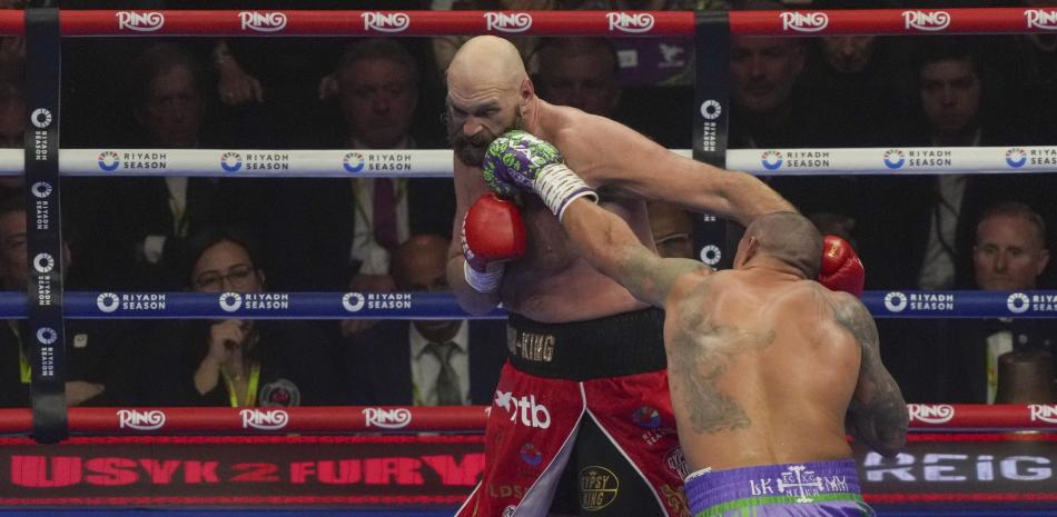 El ucraniano Oleksandr Usyk asesta un golpe al británico Tyson Fury