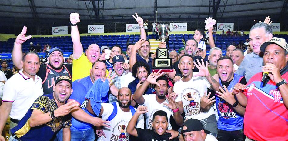 Ejecutivos, jugadores y simpatizantes del equipo la Matica  festejan la octava corona alcanzada por este conjunto en el baloncesto de La Vega.