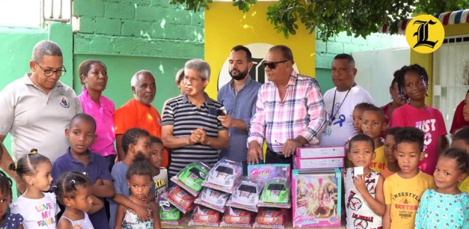 La alegría y correteo de los niños y niñas de barrios de la capital se hizo más notoria y estruendosa ayer al ver el camión del LISTÍN DIARIO llegar hasta sus sectores cargado de juguetes y regalos acordes con la Navidad.<br /><br />https://listindiario.com/la-republica/ciudad/20241223/ninos-capital-reciben-juguetes-gracias-listin-diario_838751.html