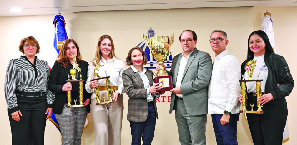 De izquierda a Derecha: Yahaira Brea, directora de Comunicaciones Ministerio de Trabajo; Cecilia Eugenia Pérez, directora Financiera Ministerio de Trabajo; Cheryl Victoria, encargada de Relaciones Internacionales Ministerio de Trabajo; Dulce María Agramonte, directora del Gabinete Ministerial Ministerio de Trabajo; Franklin De la Mota, viceministro Administrativo Ministerio de Deportes; Kennedy Vargas, viceministro de Desarrollo Deportivo Región Sur Ministerio de Deportes; y Wendoline Federico, directora de Recursos Humanos Ministerio de Trabajo.