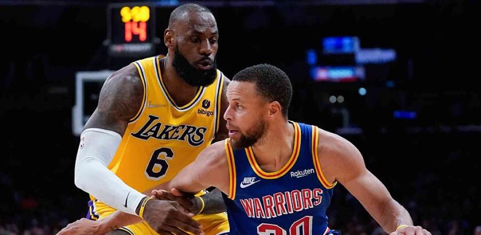 Stephen Curry driblea el balón ante LeBron James en uno de los tantos duelos frente a su gran rival.