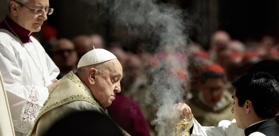 El Papa Francisco (segundo a la izquierda) celebra la Misa de Nochebuena el día de la apertura de la Puerta Santa de la Basílica de San Pedro, para marcar el lanzamiento del Jubileo 2025, un año de celebraciones católicas que atraerá a más de 30 millones de peregrinos a Roma. En el Vaticano, el 24 de diciembre de 2024.