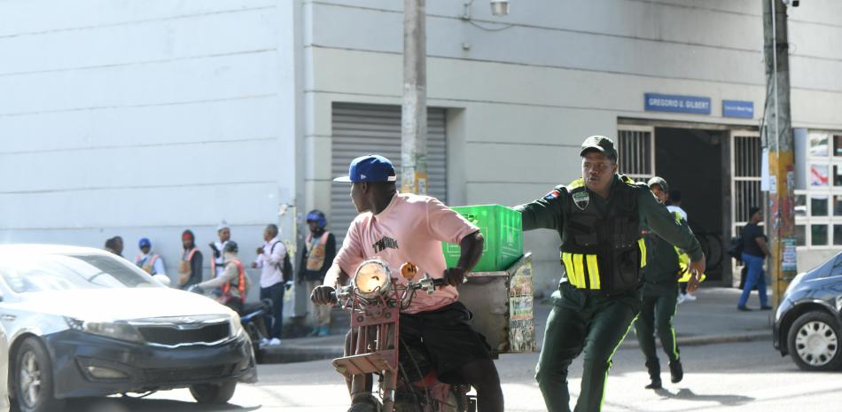 Agente de Digesett persigue delivery por no llevar casco.