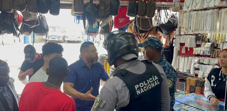 Vendedores en Santiago reclaman a la Policìa Nacional por entrar en sus establecimientos sin consentimiento.