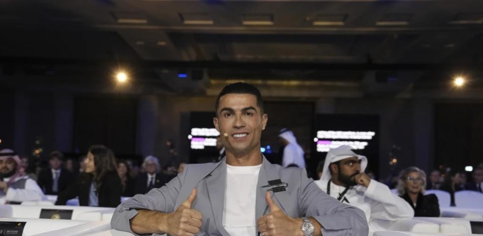 El portugués Cristiano Ronaldo sonríe durante la entrega de los Globe Soccer Awards 2025 en Dubái.