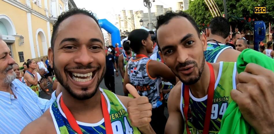 Dos de los competidores en una de las pasadas carreras del maraton La Vega-Moca.