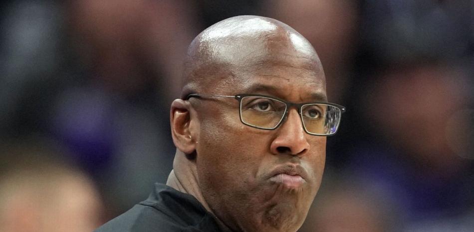 Mike Brown fue hasta este viernes el dirigente de los Kings de Sacramento.